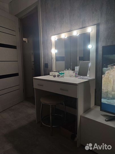 Туалетный столик с зеркалом и подсветкой