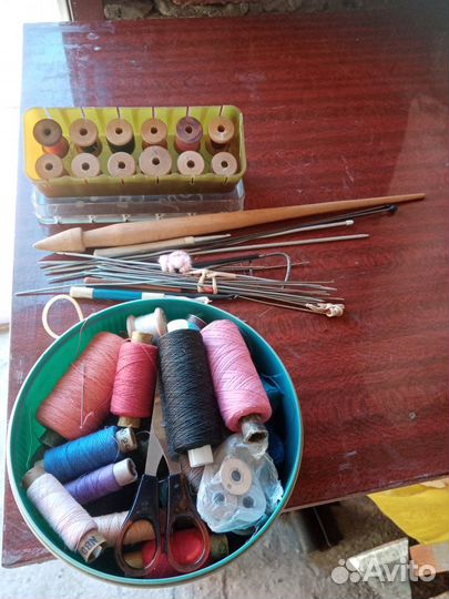 Набор рукодельницы.Пряжа,бижутерия, шнуры,пуговицы