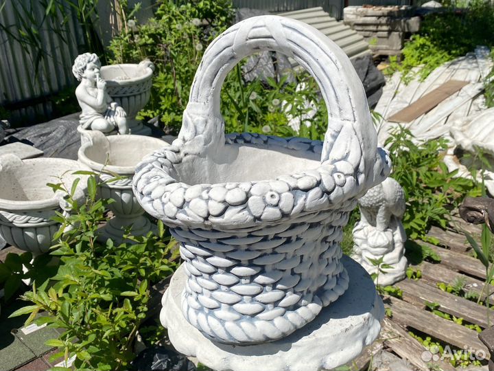 Скульптура из бетона Вазон Римский