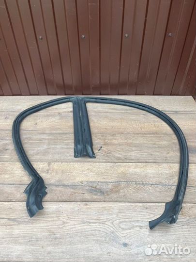 Уплотнительная резинка правая Subaru Impreza GF6