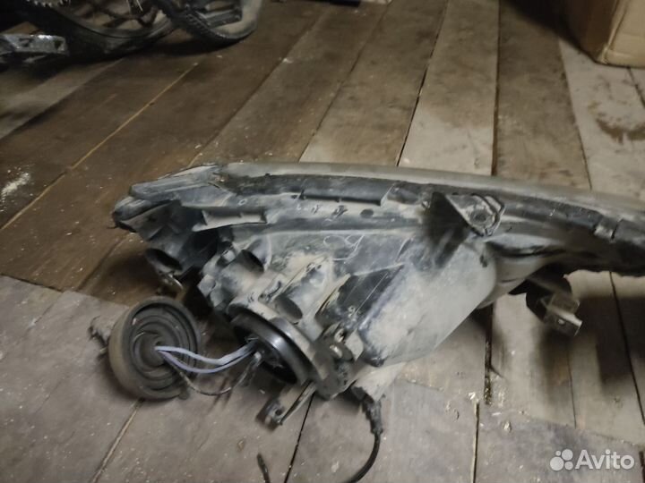 Передние фары Mitsubishi L200