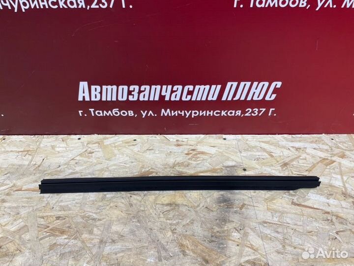 Уплотнитель стекла двери внутренний задний правый