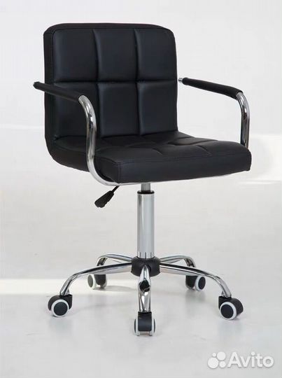 Стул мастера на колесах