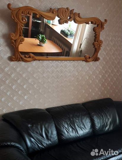 Зеркало в резной деревянной раме