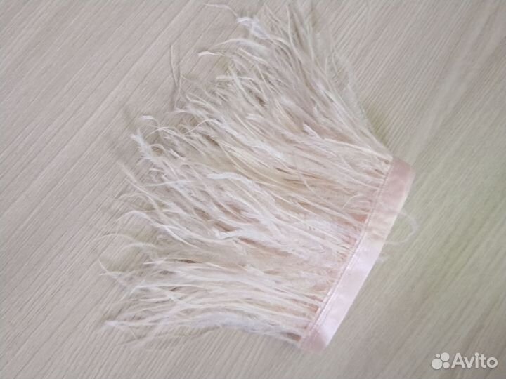 Перья страуса на ленте