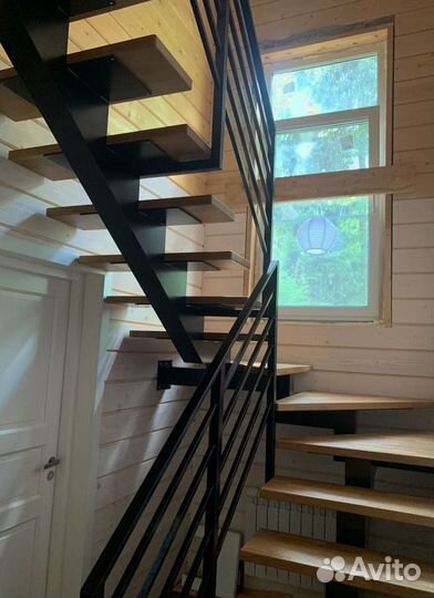 Лестница на металлокаркасе экологичная