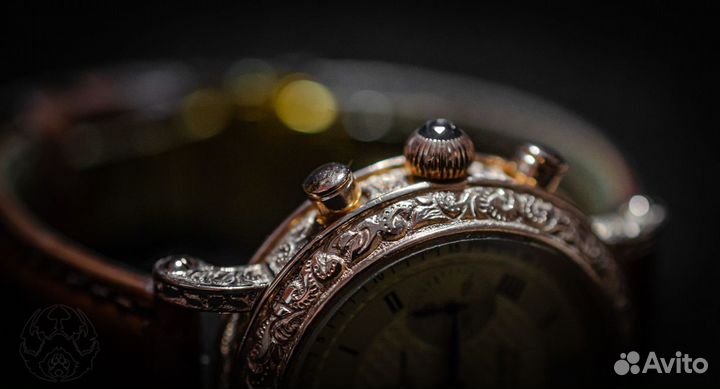 Золотые часы с гравировкой ручной работы