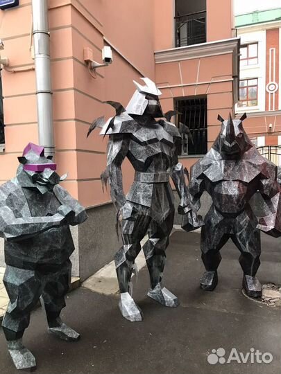 Фигуры из стали в полигональном стиле