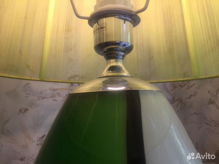 Высокая настольная лампа