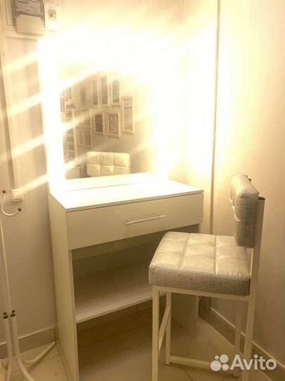 Макияжный стол с зеркалом и стулом