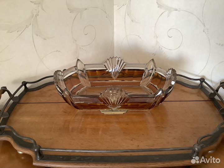 Красивая старинная ваза для фруктов