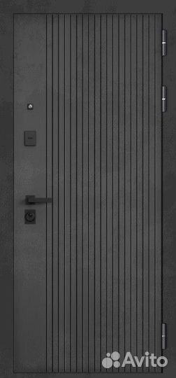 Входная дверь в квартиру с зеркалом