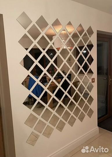 Зеркальное панно в гостиной