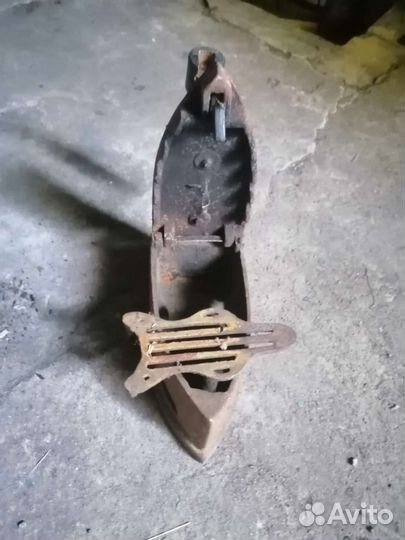 Старинный угольный утюг