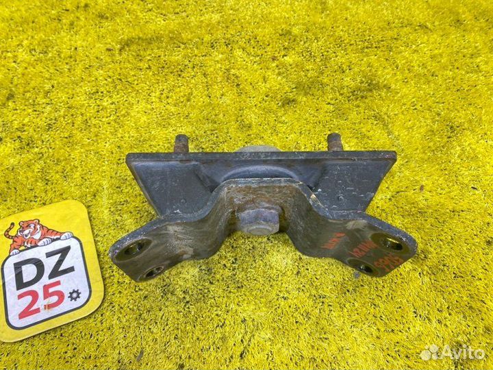 Подушка коробки передач передняя Toyota Land