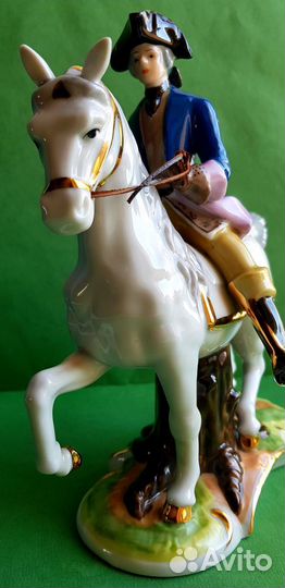 Фарфоровая статуэтка 