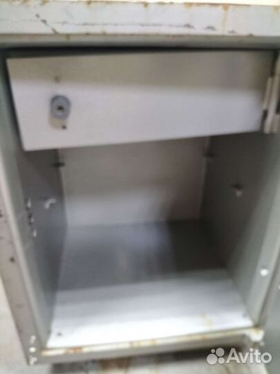 Сейф металлический