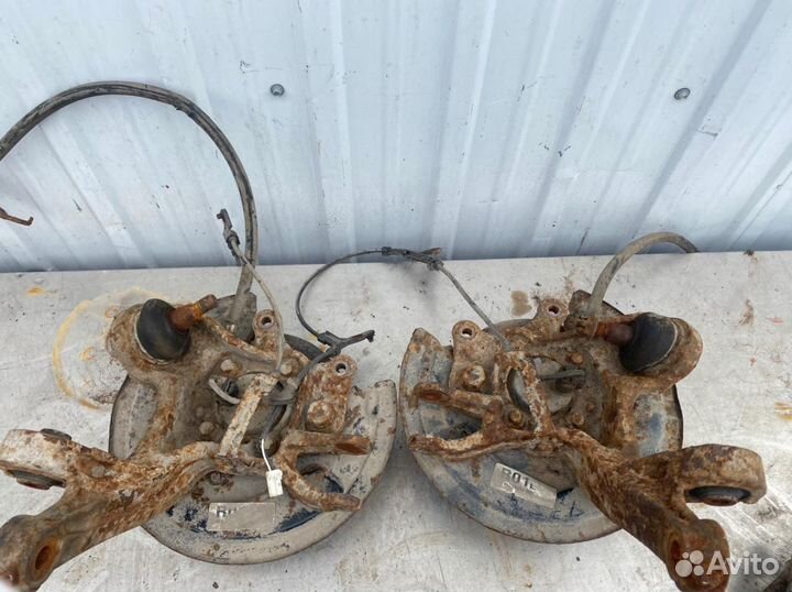 Кулак задний Тойота Авенсис T250 левый правый