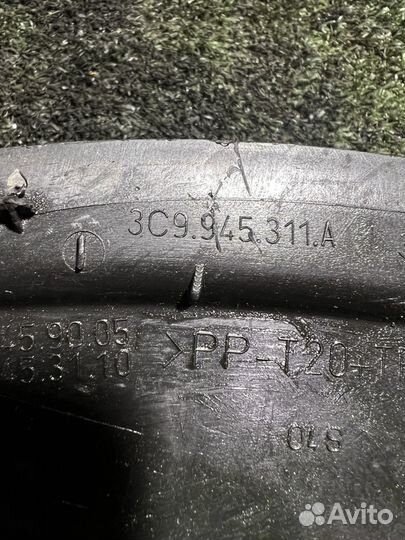 Накладка заднего левого фонаря VW Passat B6 унив