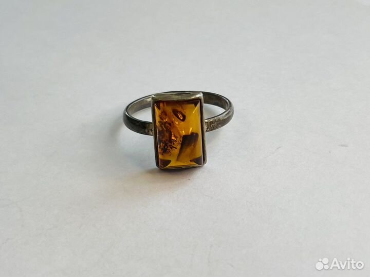 Серебряное кольцо с янтарем
