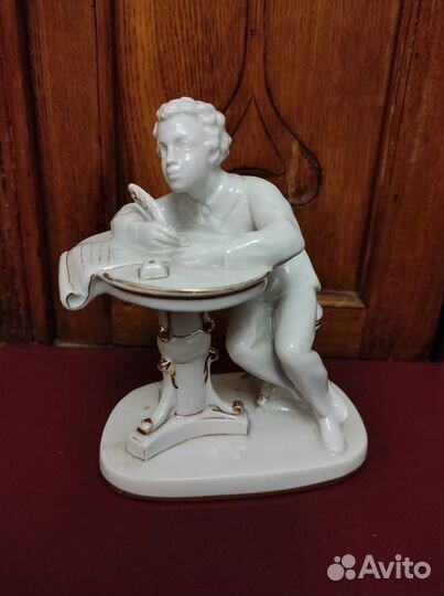 Фарфоровая статуэтка 