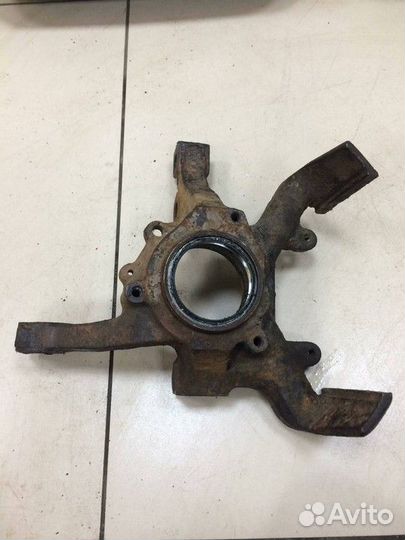 Кулак передний правый Dodge Neon