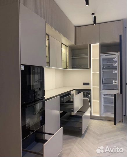 Кухня на заказ угловая светлая