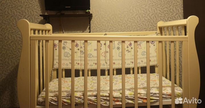 Кроватка детская с маятником