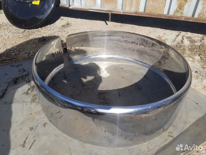 Кожух запасного колеса Mitsubishi Pajero 4