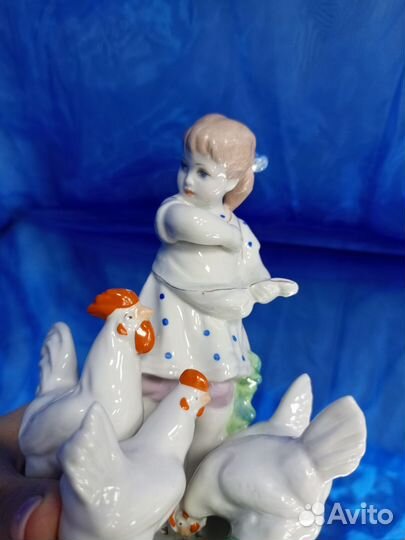Статуэтка девочка кормит кур