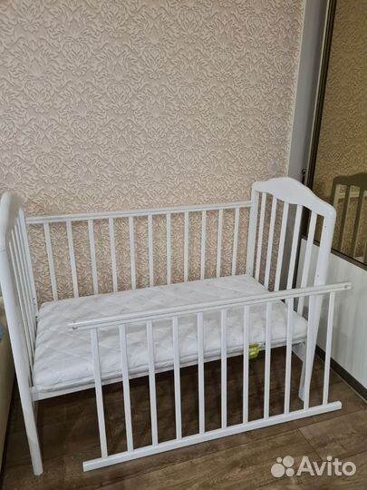 Детская кроватка с маятником