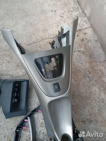 Консоль центральная Тойота Аурис