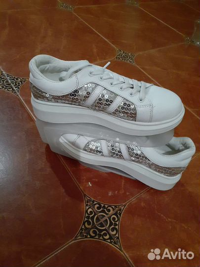 Кроссовки женские