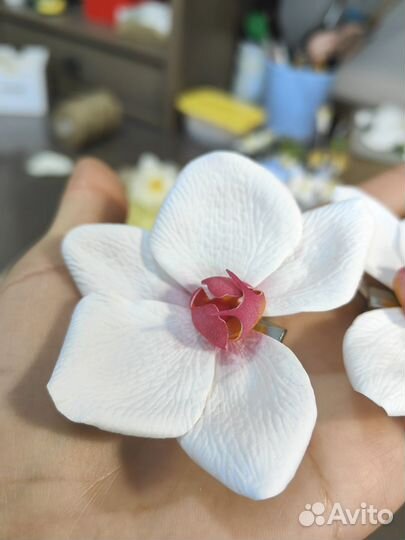 Заколки с хризантемами и орхидеями. Ручная работа