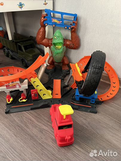 Hot wheels Игровой набор Атака бешенной гориллы
