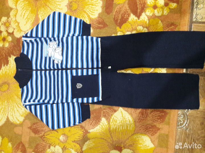 Продам новый вязаный костюмчик на мальчика