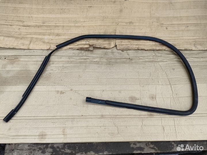 Уплотнитель стекла передней правой двери Volvo S40