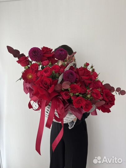 Яркая композиция в корзине