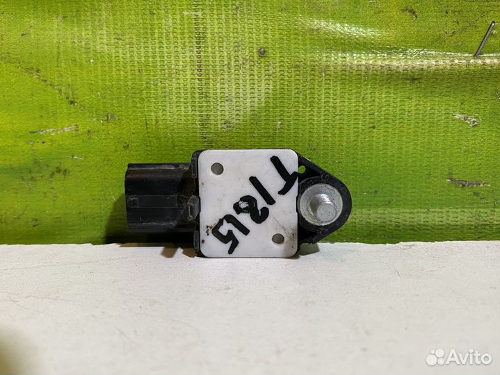 Датчик удара боковой Toyota Avensis 2 Corolla E12