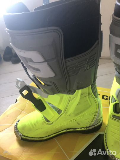 Продаю детские мотоботы