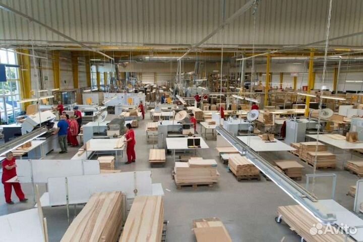 Рабочие в мебельный цех