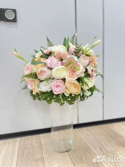 Аренда стоек с цветами на свадьбу