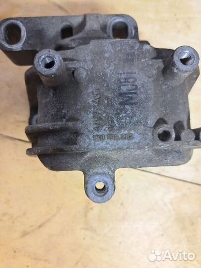 Опора двигателя правая VW Passat (B7) 2011