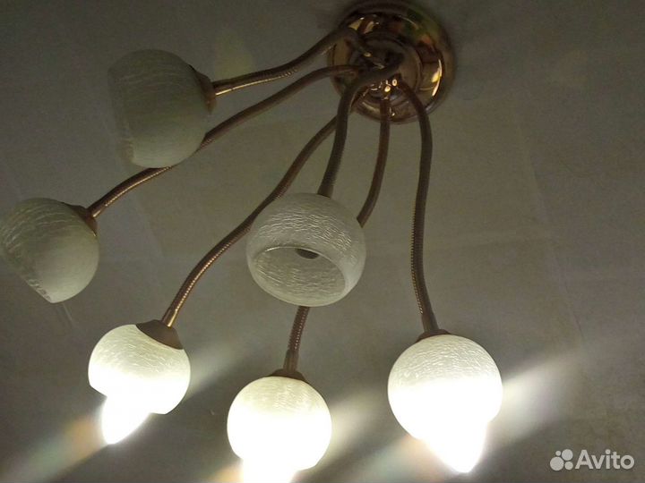 Люстра потолочная подвесная. Регулируемая плафоны