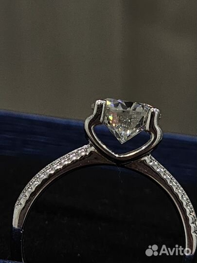 Кольцо с бриллиантом