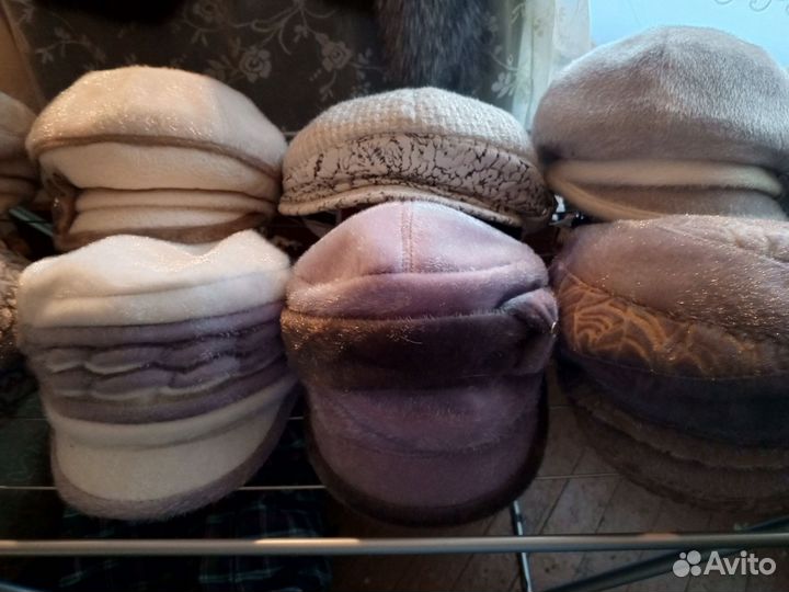 Женские меховые шапки