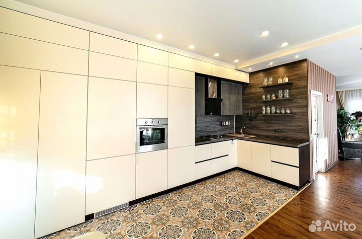 Угловая в потолок кухня на заказ