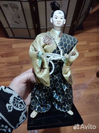Фигурка самурая на подставке