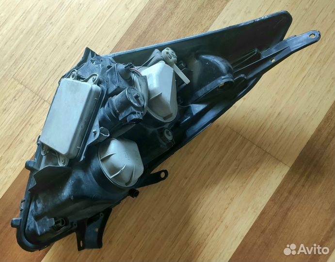 Фара ксенон левая Toyota Wish кузов ZNE10