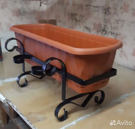 Кованный вазон для цветов